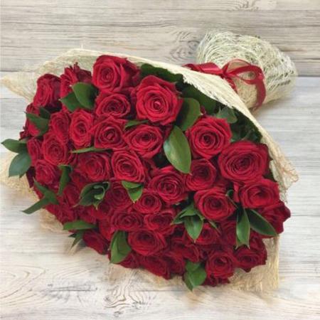Букет из 51 красной розы (50 см) с зеленью "Восхитительный символ"