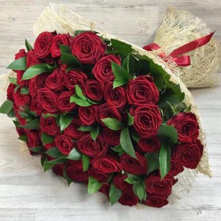Букет из 51 красной розы (50 см) с зеленью "Восхитительный символ"