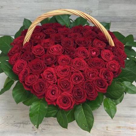 Сердце из 51 красной розы в корзине